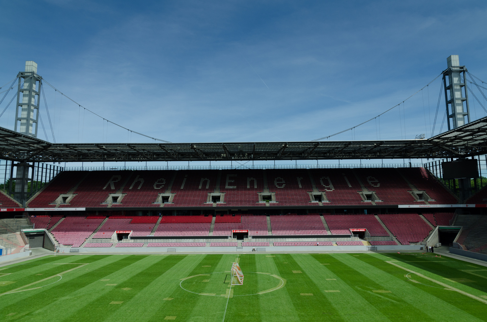 Rheinenergiestadion von drinne