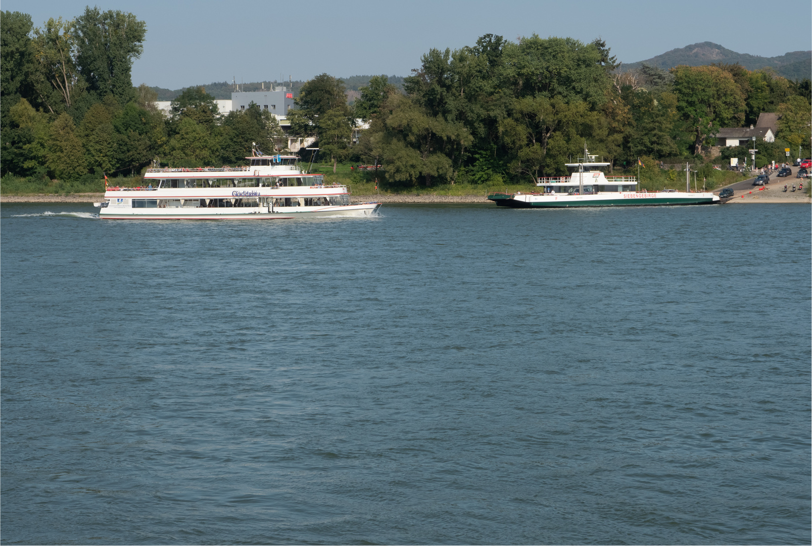 Rheinfähre beim Bahnhof Rolandseck