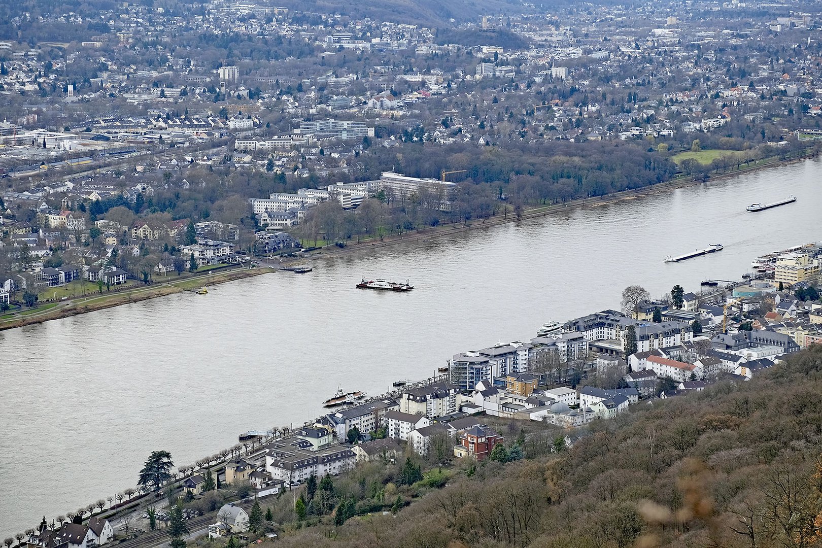 Rheinfähre Königswinter bei Fluß-km 645 zwischen Königswinter (unten) und Bonn-Mehlem (gegenüber)