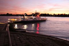 Rheinfähre Walsum Orsoy im Herbstsonnenuntergang