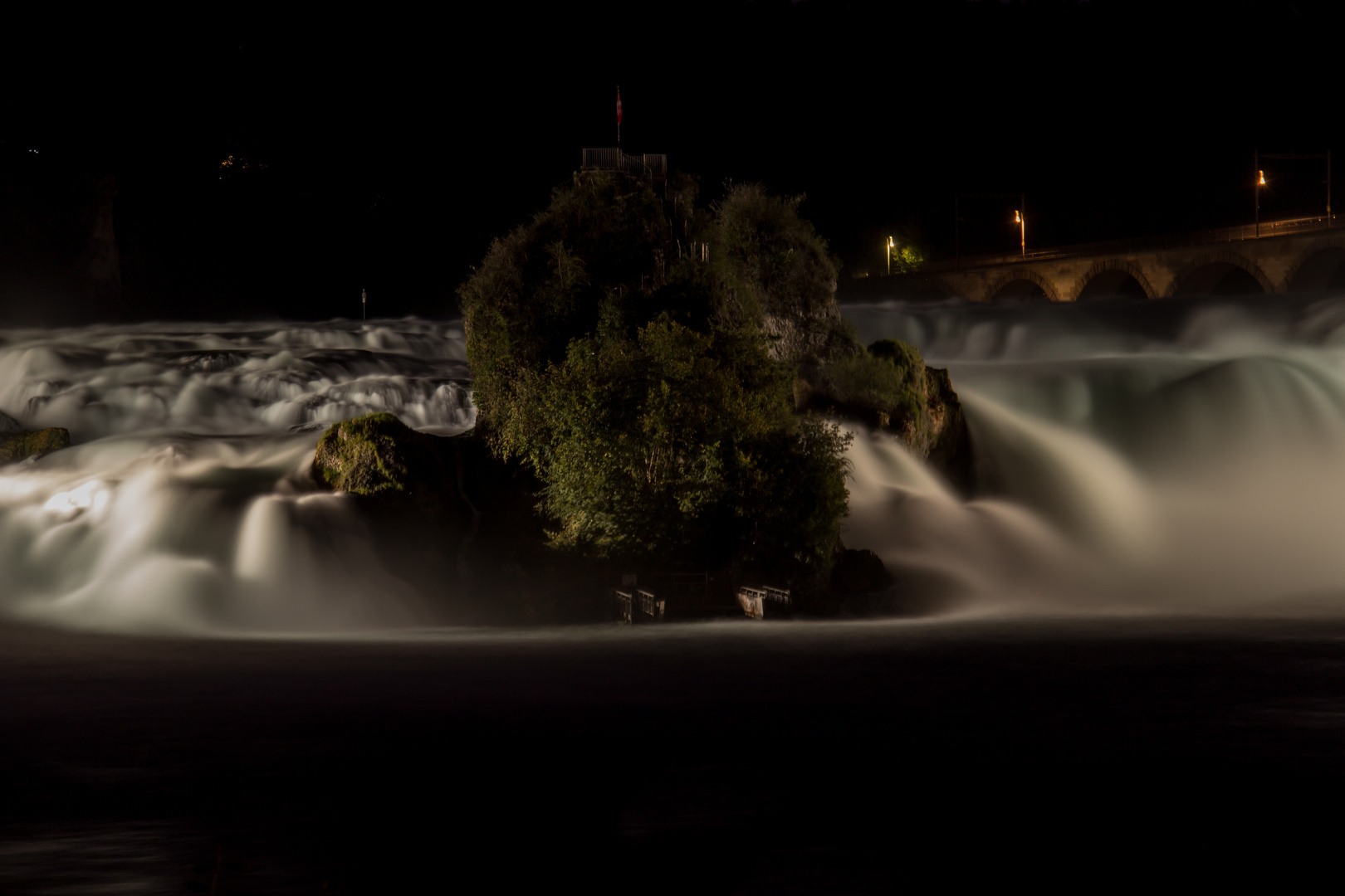 Rheinfall bei Nacht