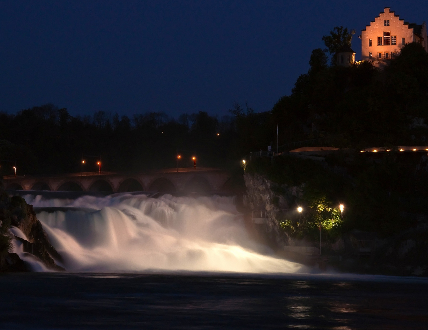 Rheinfall bei Nacht