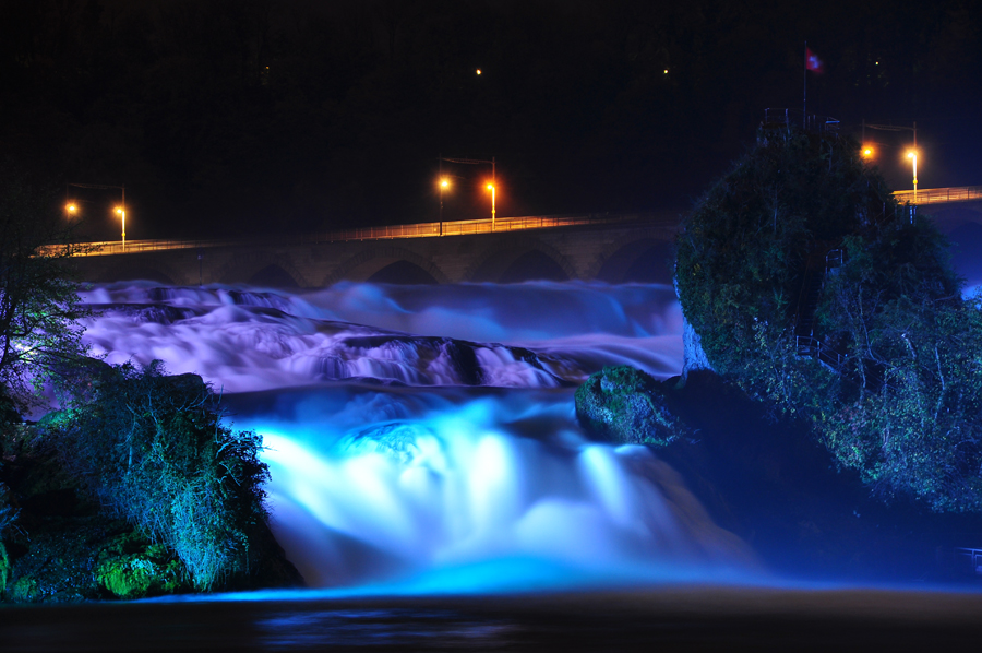 Rheinfall bei Nacht