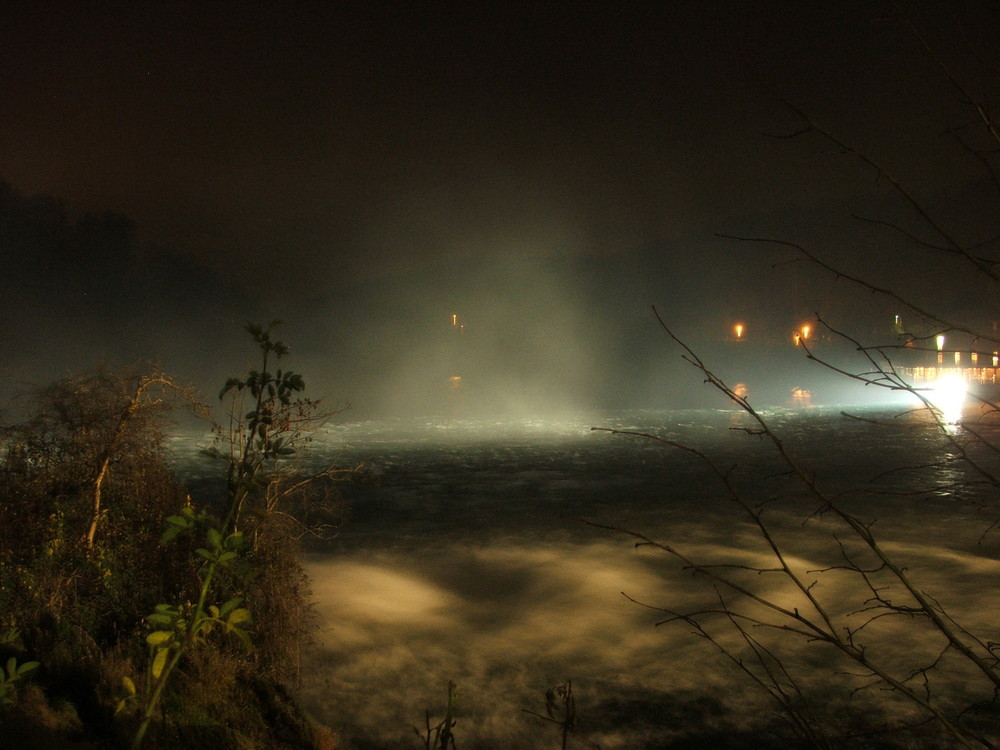 Rheinfall bei Nacht