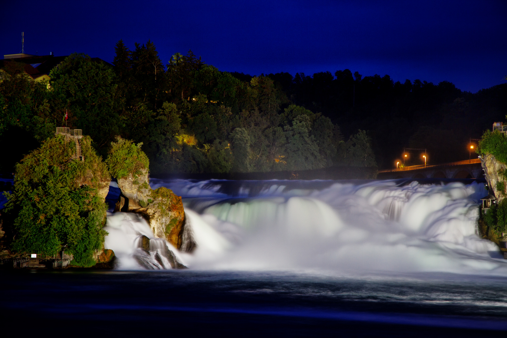 Rheinfall bei Nacht