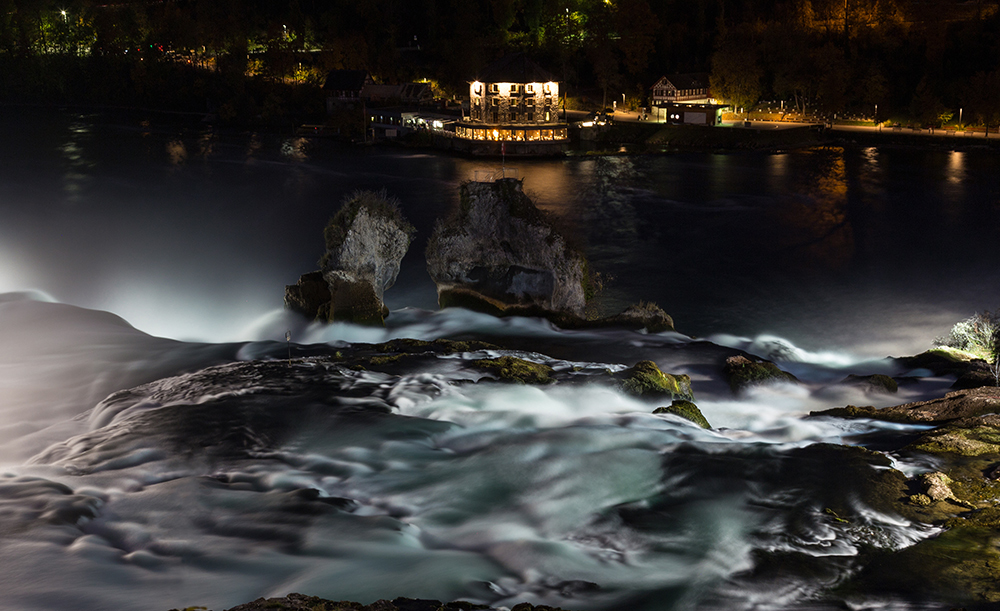 Rheinfall bei Nacht