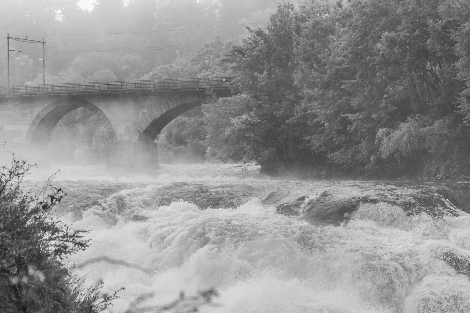 Rheinfall mit Eisenbahnbrücke