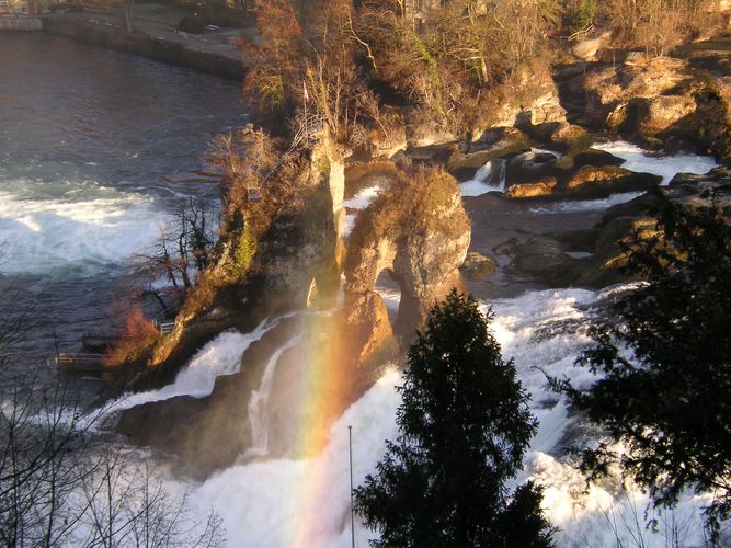 Rheinfall mit kleinem Regenbogen