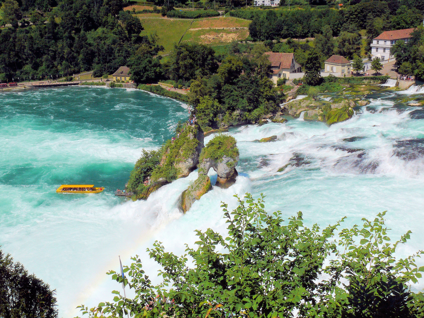 Rheinfall Neuhausen - Ausblick auf Wasserfall mit Felsenfahrt-Boot