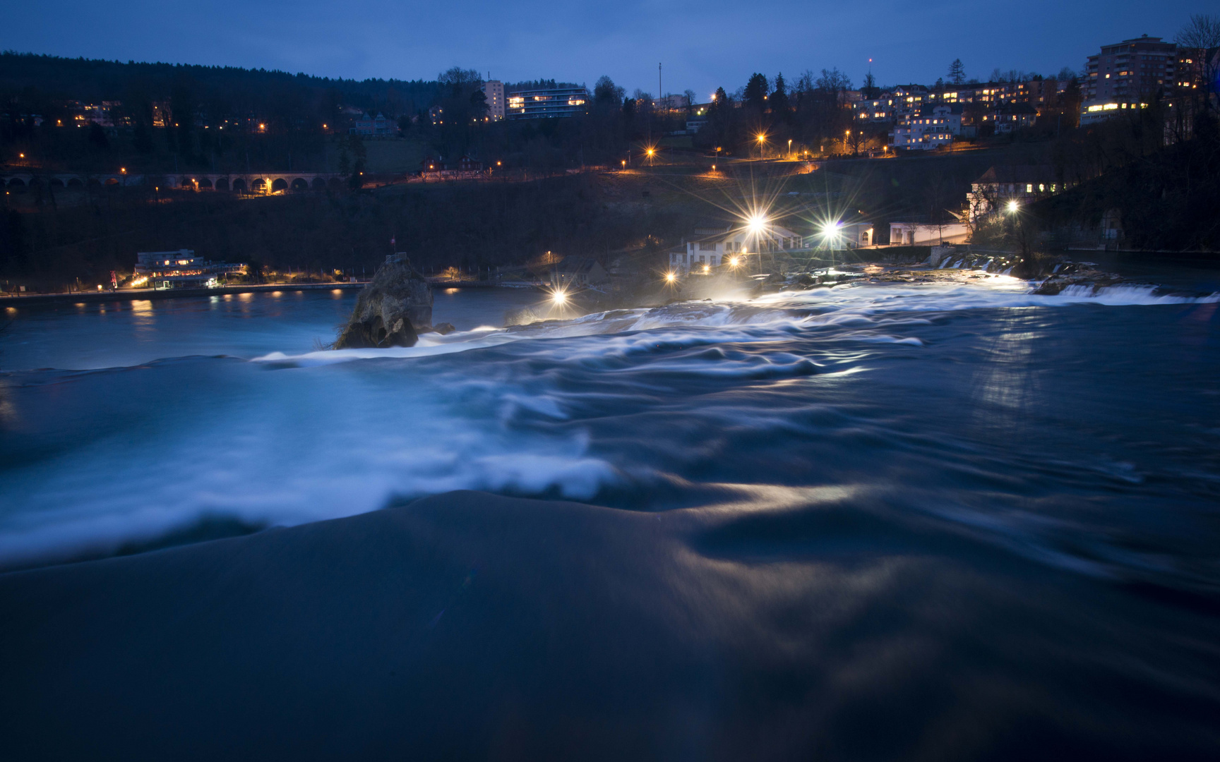 Rheinfall zur "blauen Stunde"