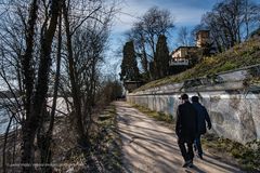 Rheingau - Spaziergänger auf dem Leinpfad