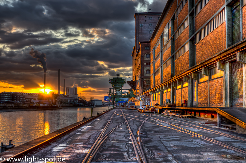 Rheinhafen bei Dämmerung