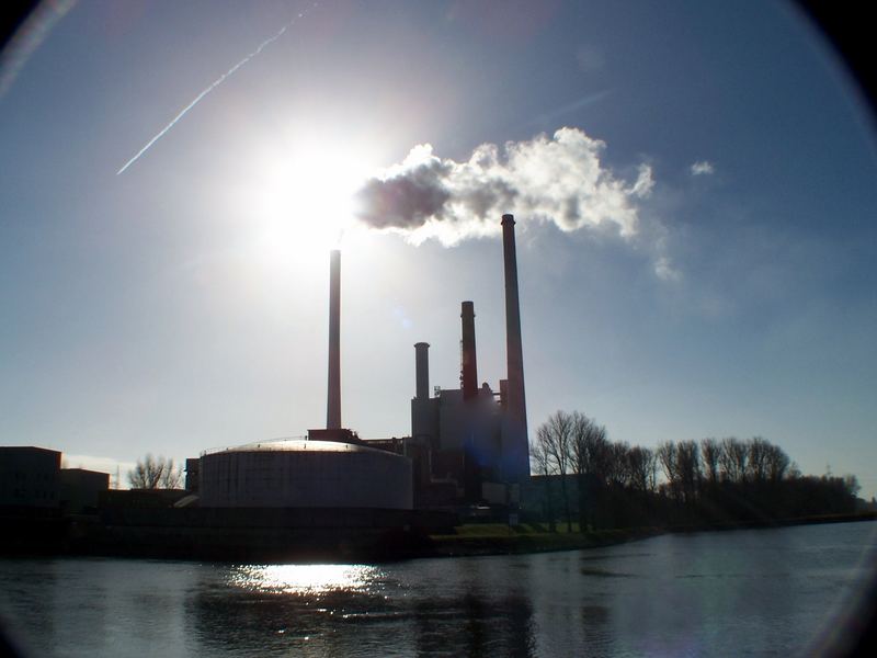 Rheinhafen bei Karlsruhe in der Februarsonne