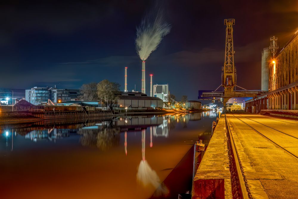 Rheinhafen Karlsruhe: Lichtermeer in der Nacht