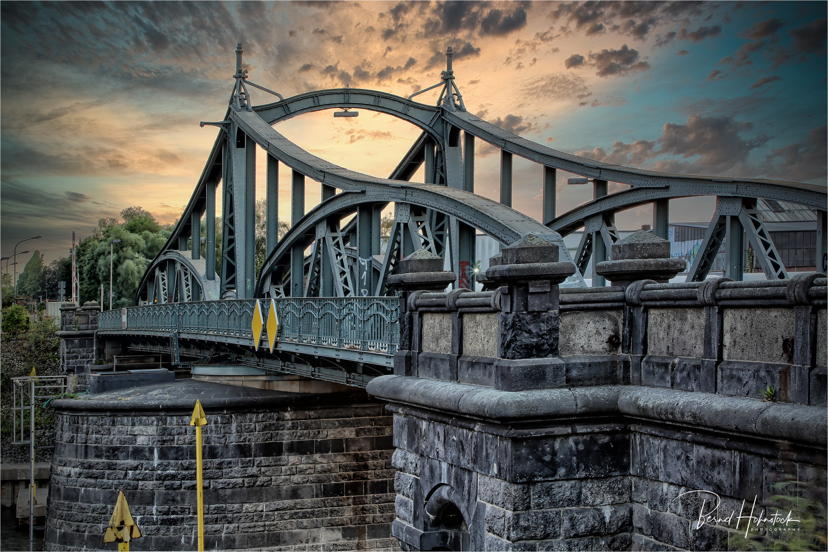   Rheinhafen Krefeld .....  historische Drehbrücke bei Kilometer 762,1