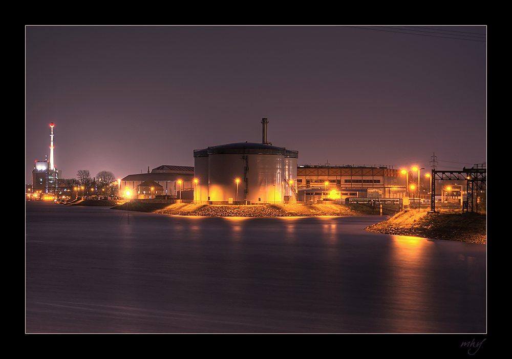 Rheinhafen Mineralöltank