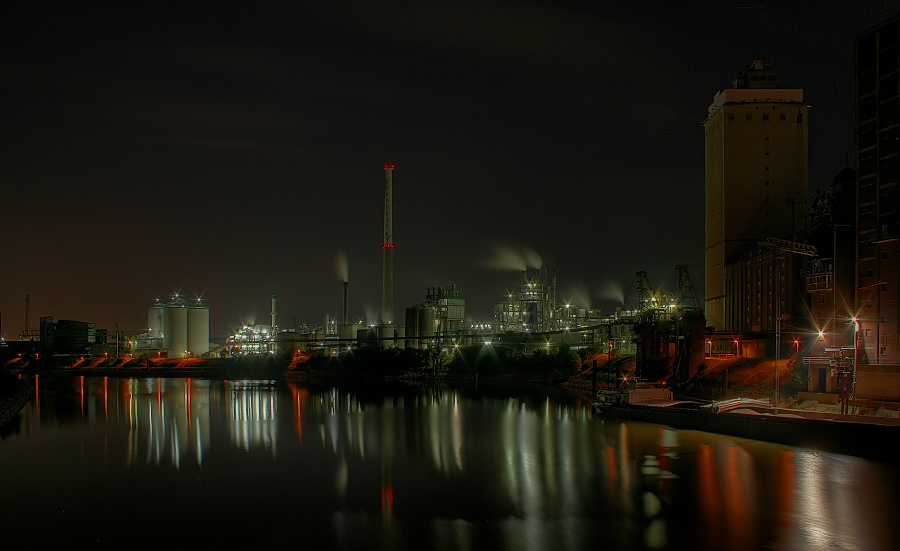 Rheinhafen nachts um halb eins