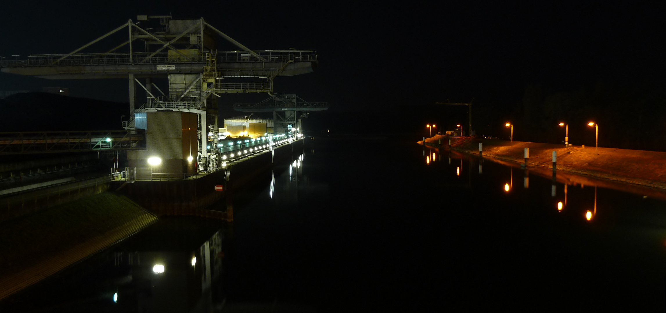 rheinhanfen karlsruhe , nacht