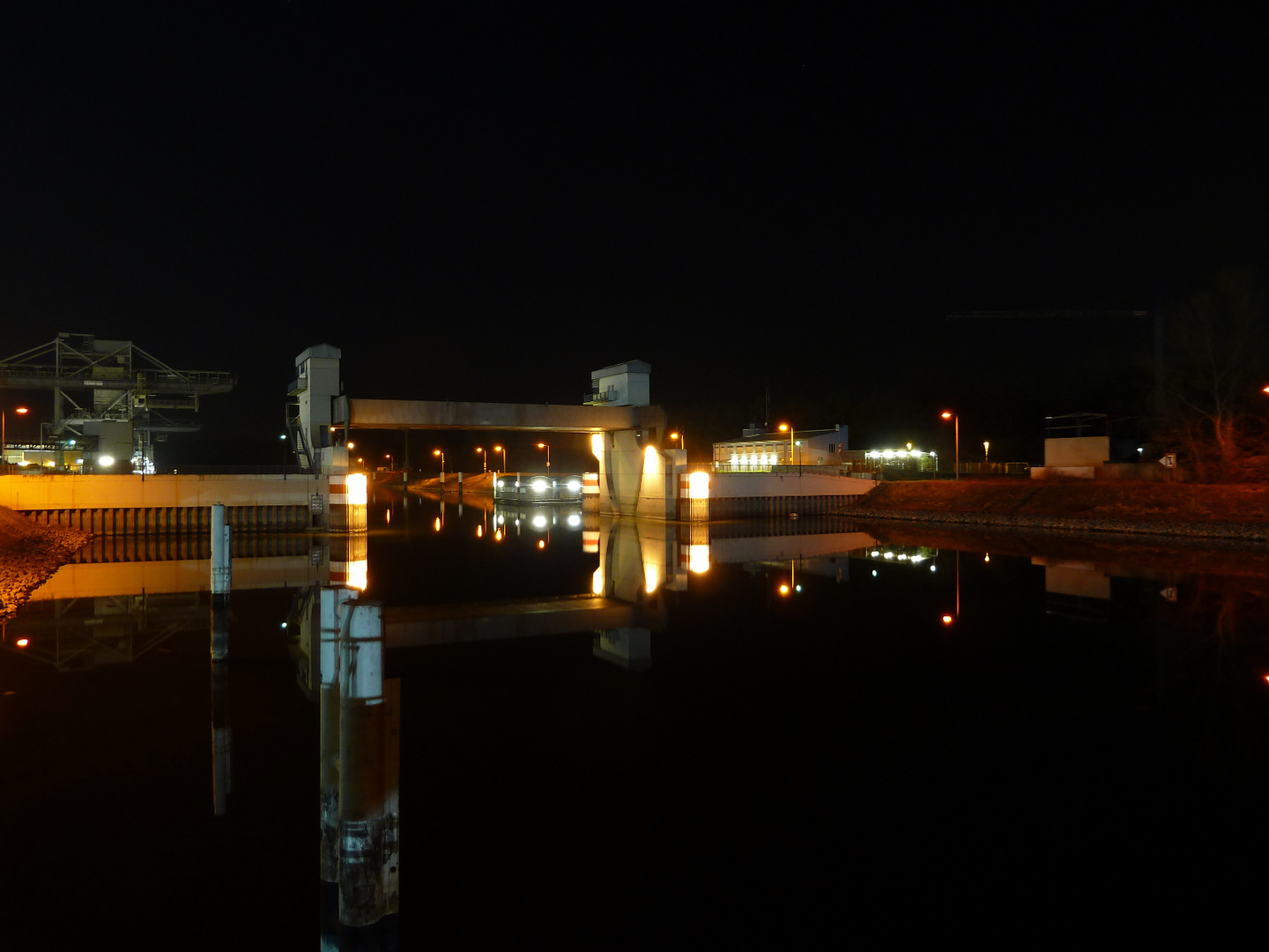 rheinhanfen karlsruhe , nacht