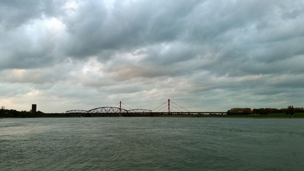 Rheinhimmel im Herbst