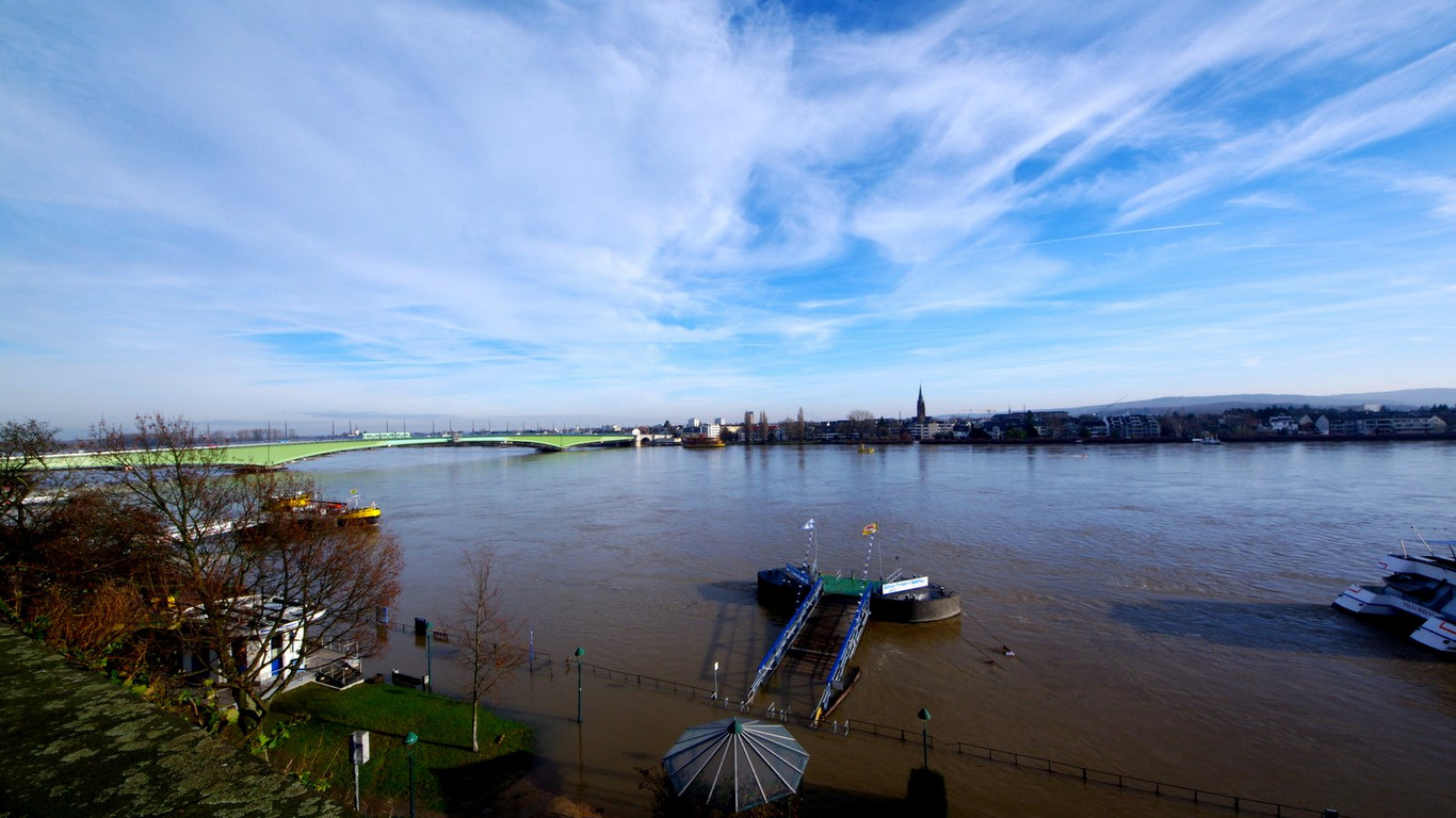 ...RHEINHOCHWASSER IN BONN...