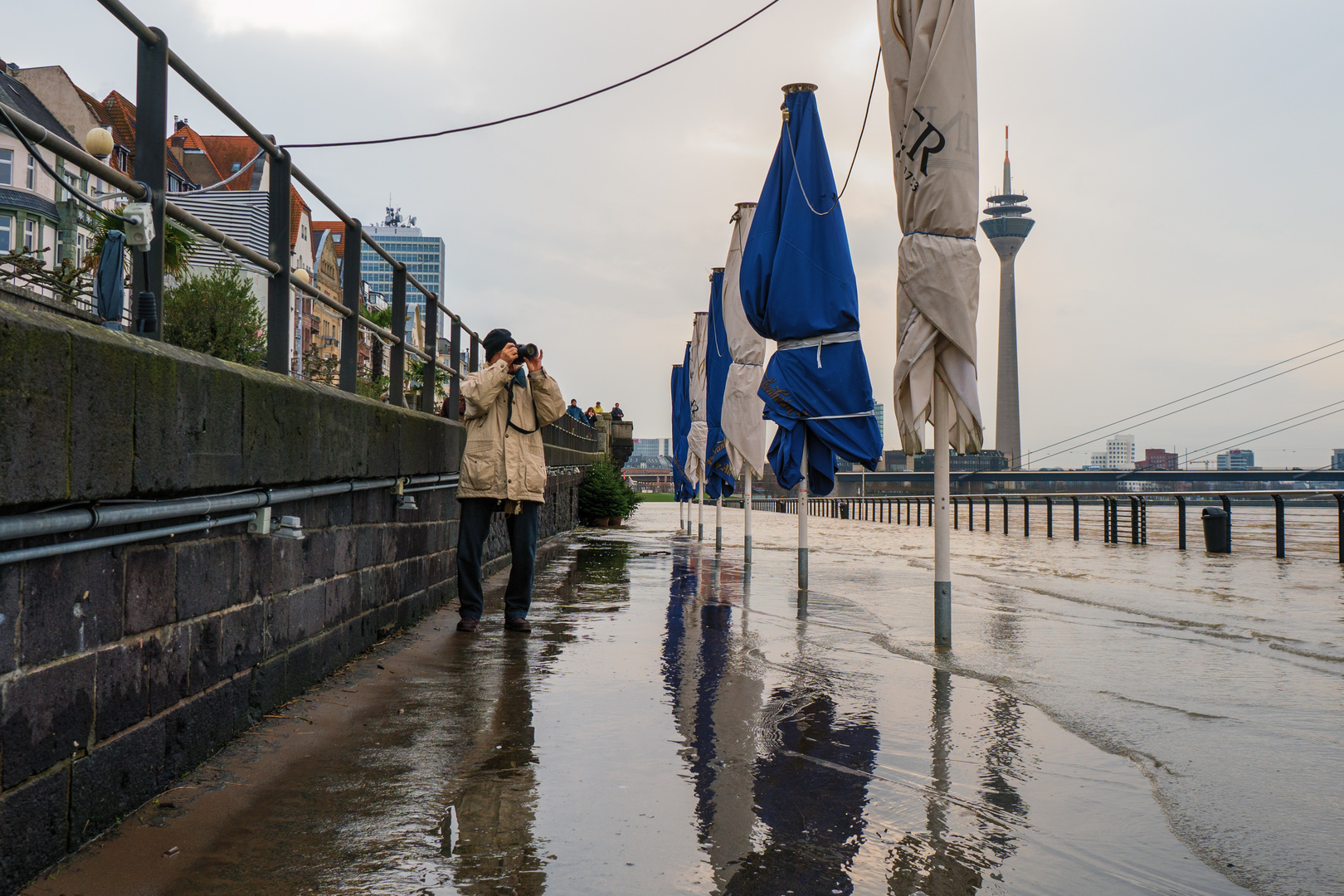 Rheinhochwasser in Düsseldorf