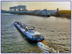 Rheinische Tankerfahrt in der Abendsonne