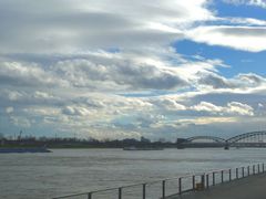 Rheinischer Himmel an der Kölner Südbrücke