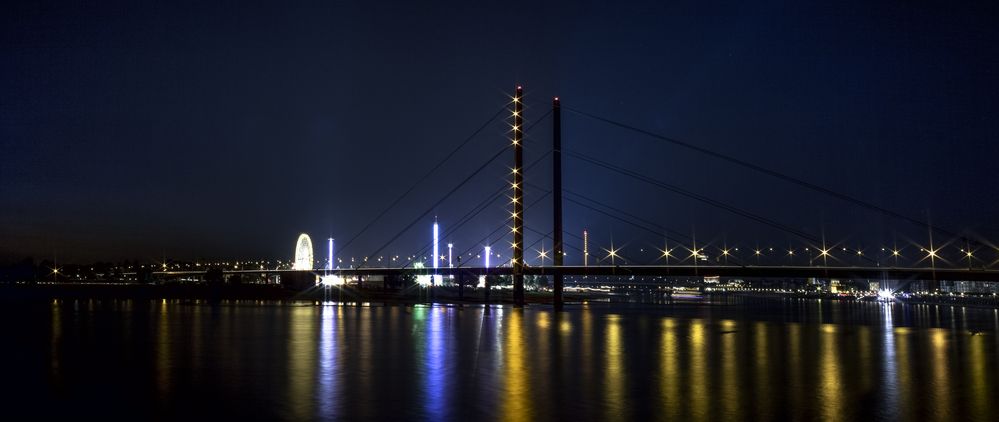 Rheinkniebrücke bei Nacht
