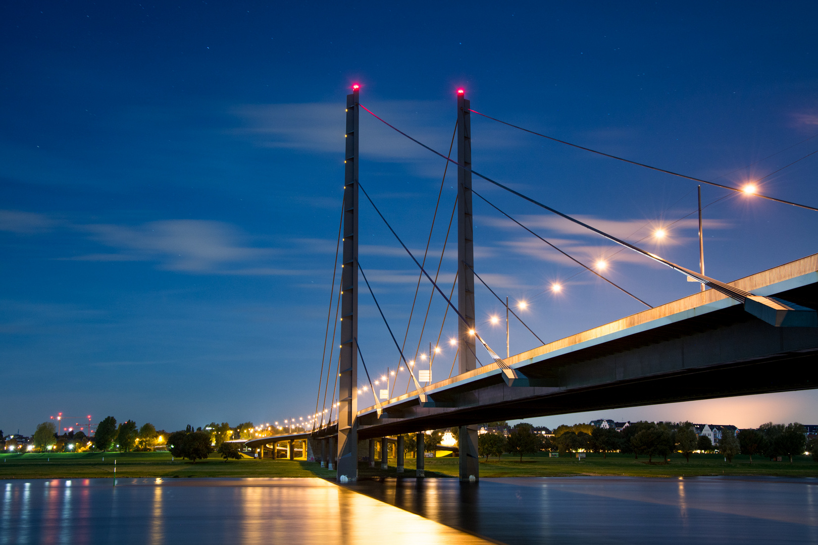 Rheinkniebrücke bei Nacht, Düsseldorf