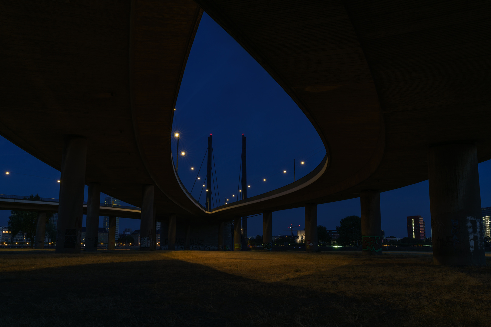 Rheinkniebrücke - blaue Stunde