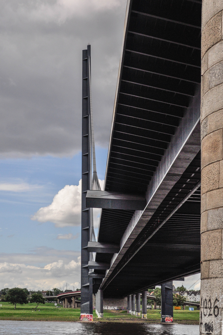 Rheinkniebrücke