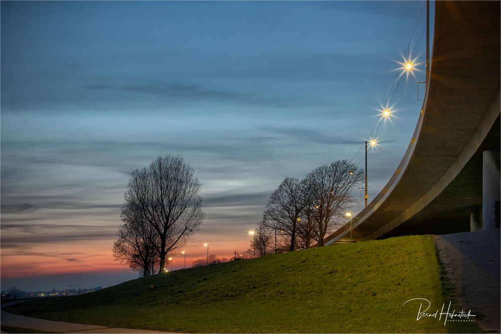 Rheinkniebrücke  der Landeshaupstadt Düsseldorf ...