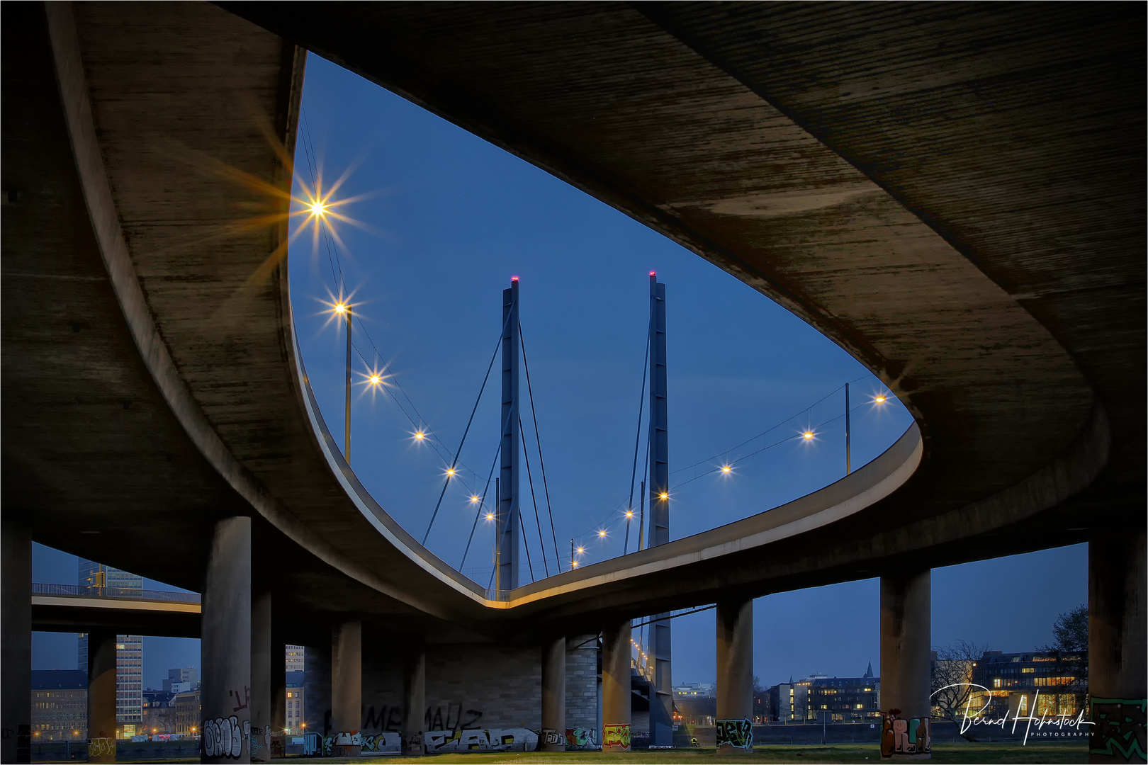 Rheinkniebrücke  der Landeshaupstadt Düsseldorf ...