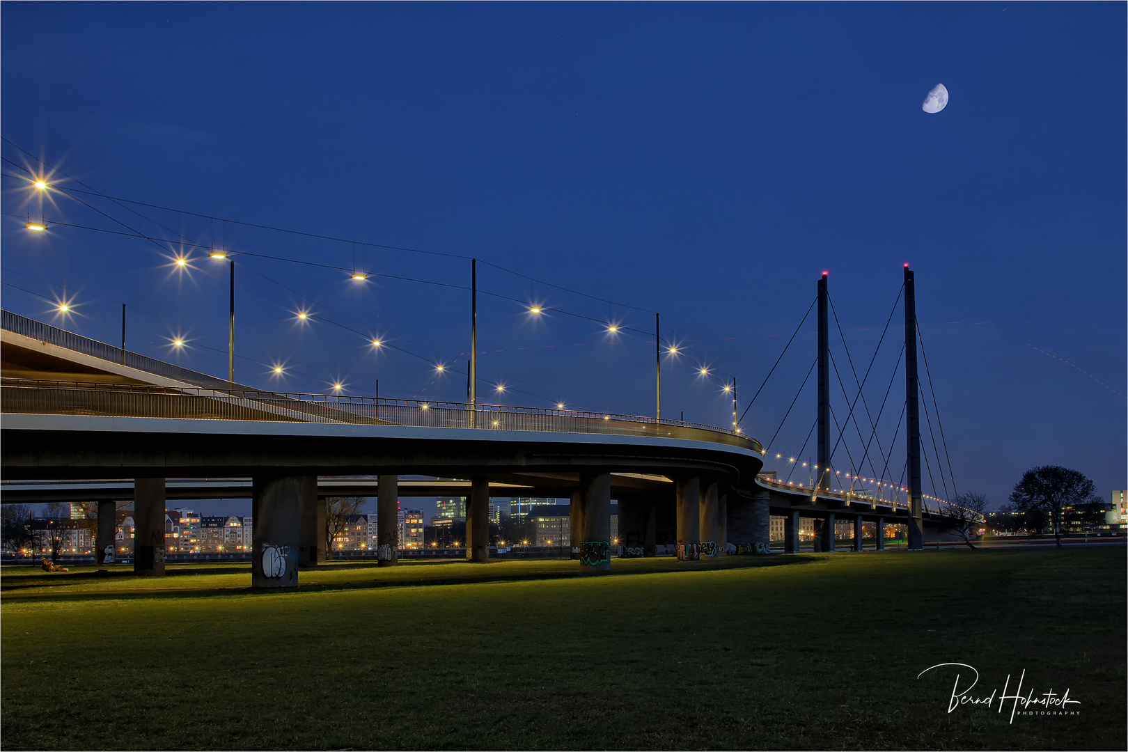 Rheinkniebrücke  der Landeshaupstadt Düsseldorf ...