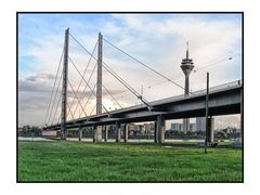 Rheinkniebrücke Düsseldorf