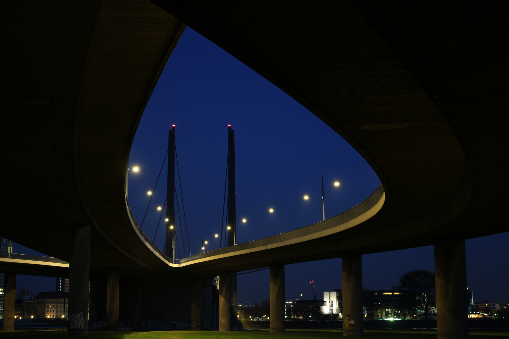 Rheinkniebrücke Düsseldorf