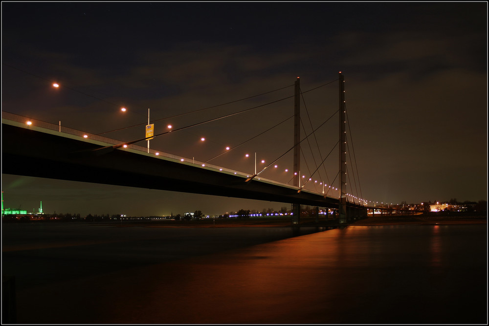 Rheinkniebrücke  Düsseldorf ...