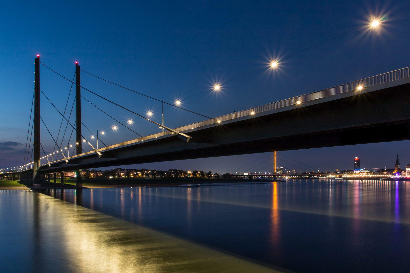 Rheinkniebrücke Düsseldorf zur blauen Stunde