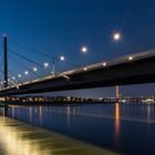 Rheinkniebrücke Düsseldorf zur blauen Stunde