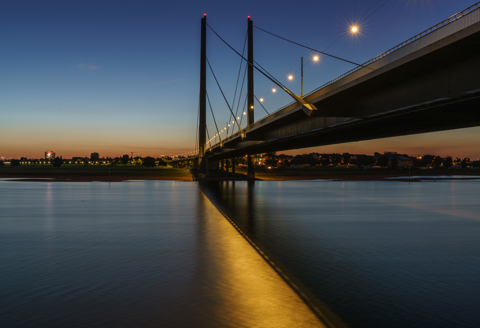 Rheinkniebrücke in Düsseldorf 