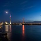 Rheinkniebrücke und Rheinturm Düsseldorf