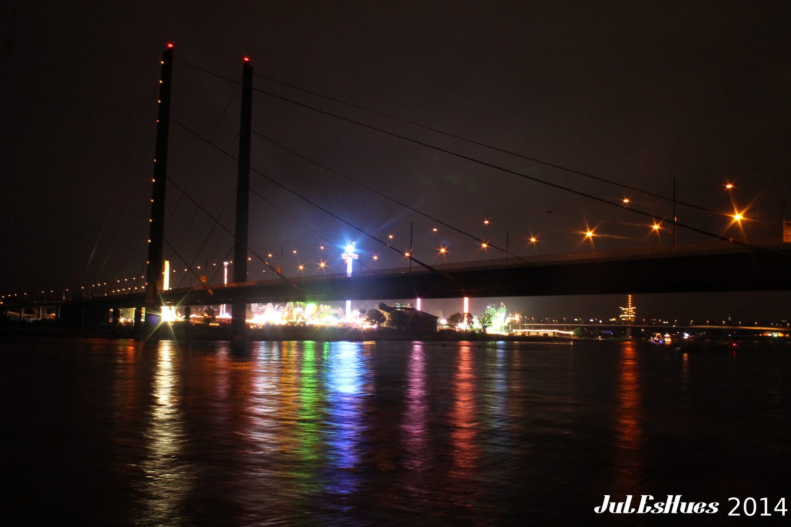 Rheinkniebrücke während der Rheinkirmes