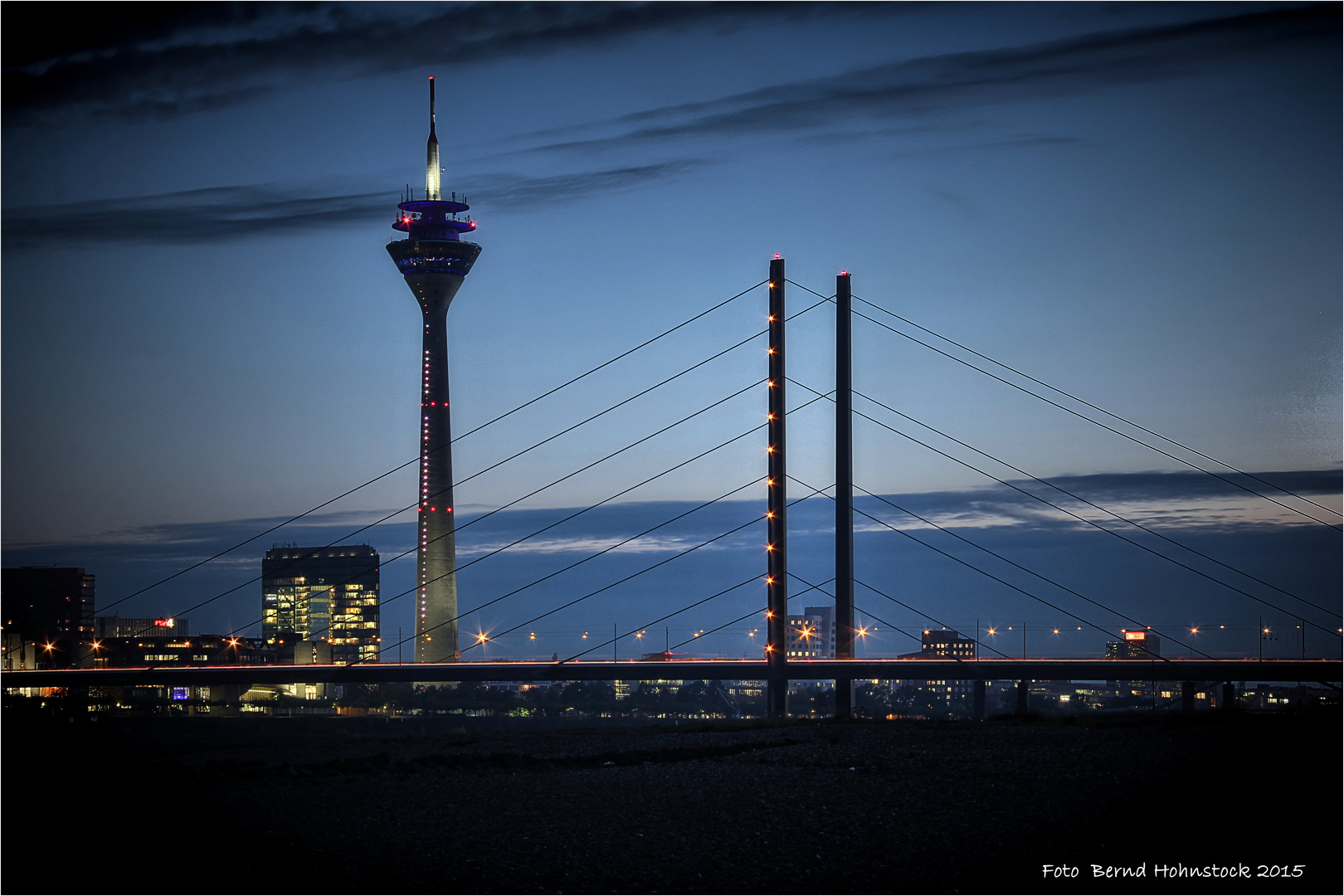 Rheinkniebrücke zu Düsseldorf .....