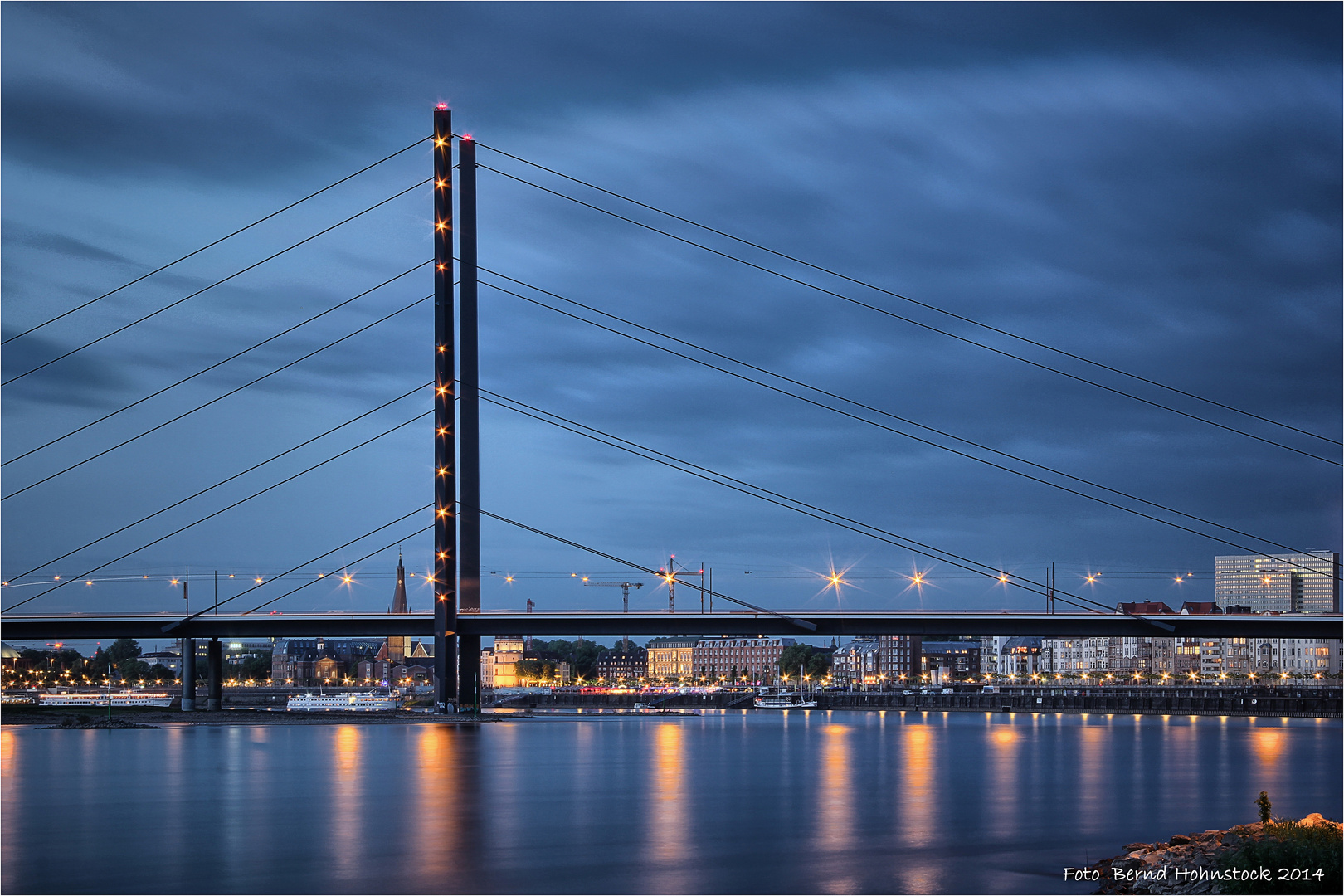 Rheinkniebrücke zu Düsseldorf ....