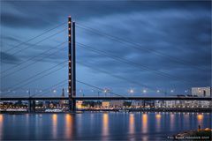 Rheinkniebrücke zu Düsseldorf ....