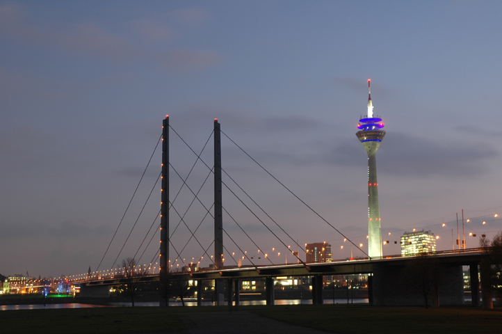 Rheinkniebrücke zum Feierabend