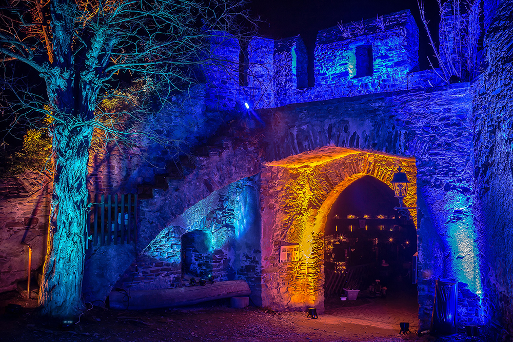 Rheinleuchten 2016 - Burg Lahneck, der Durchgang zum Burgrestaurant