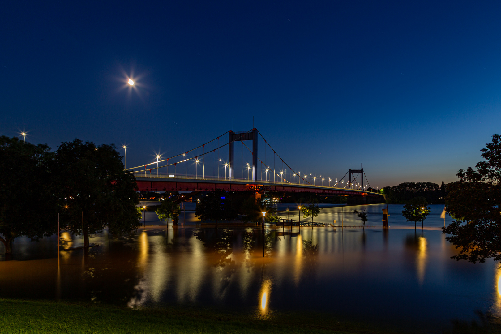 rheinmeer mit hombergerbrücke blaue stunde