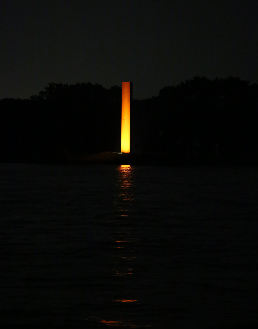 Rheinorange bei Nacht